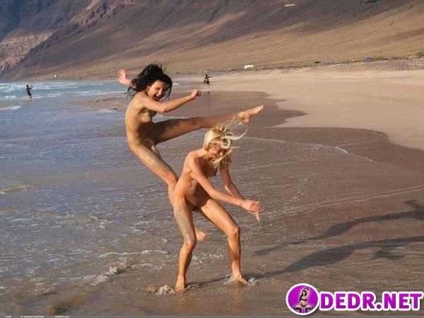 голые на пляже в сумашедшей позе
