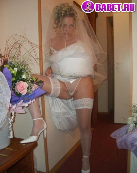 задранное платье у невесты
