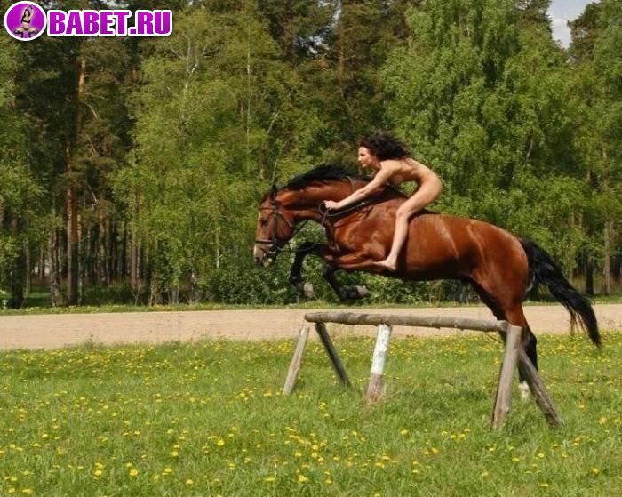 голая девченка скачет на коне